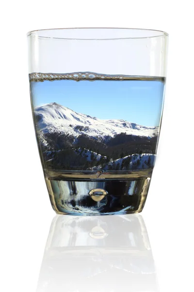 Glas des Winters. Winterliche Landschaft im Glas Wasser — Stockfoto