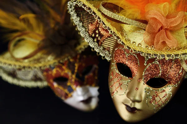 Máscaras de carnaval vintage no fundo preto — Fotografia de Stock