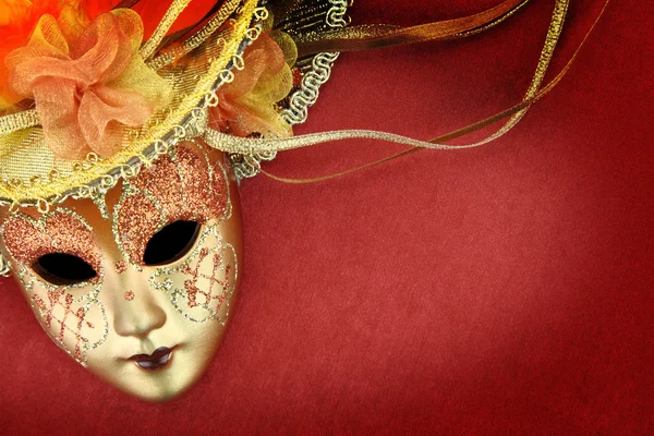 Masque de carnaval vintage sur fond rouge — Photo