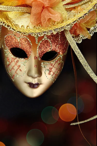 Vintage máscara de carnaval na frente de luzes de fundo — Fotografia de Stock