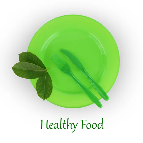 Assiette verte avec fourchette et couteau isolé sur blanc — Photo