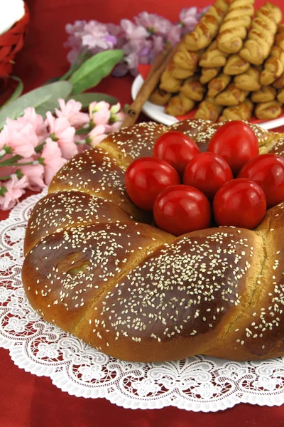 Пасхальный сладкий хлеб с красными яйцами — стоковое фото