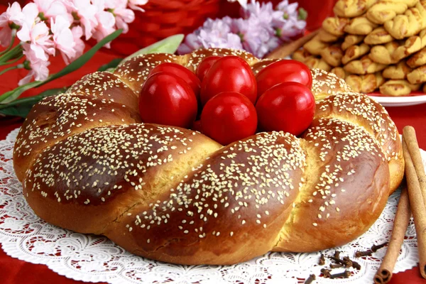 Pane dolce pasquale con uova rosse — Foto Stock