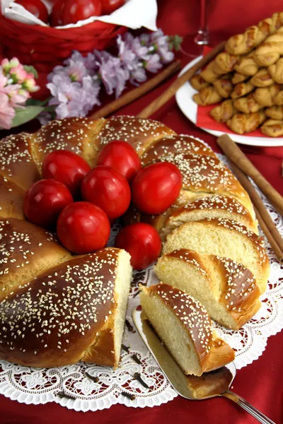 Osterbrot mit roten Eiern — Stockfoto