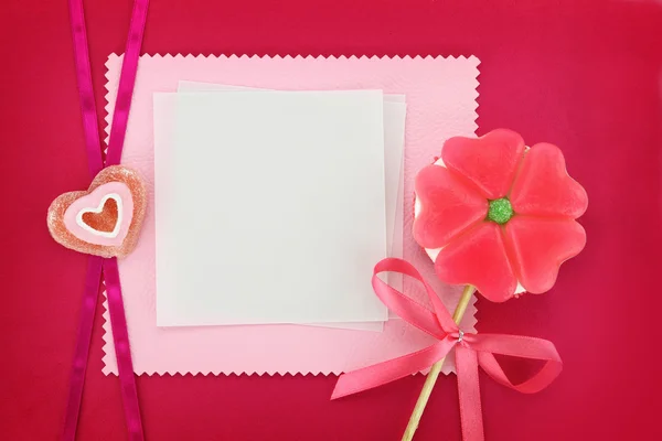 Blomma-hjärta lollipop och papper gratulationskort — Stockfoto