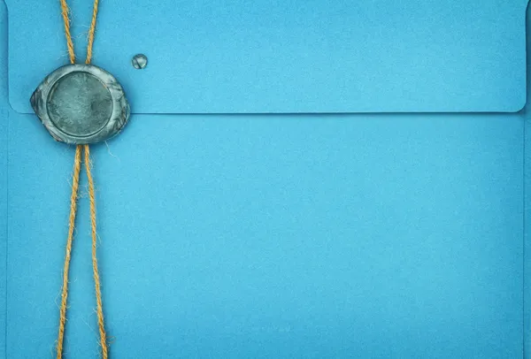 Envelope azul com selo de cera de vedação — Fotografia de Stock