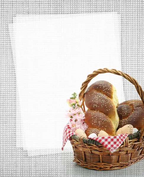 Pan dulce de Pascua en una cesta con tarjeta de receta de papel en blanco — Foto de Stock