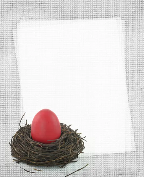 Red Easter egg in the nest and blank paper recipe card — Stock Photo, Image