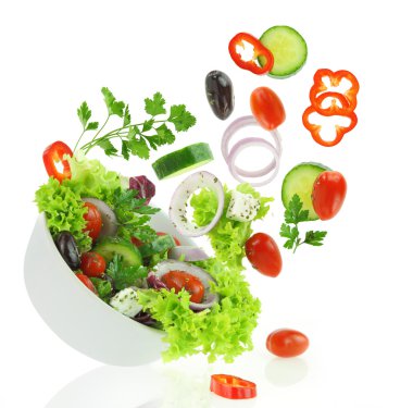 Salata kasesine düşen taze karışık sebzeler.