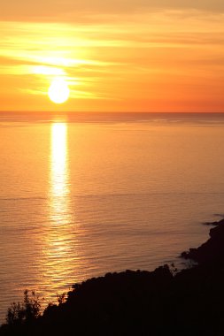 Denizin üzerindeki güzel gün batımının manzarası.