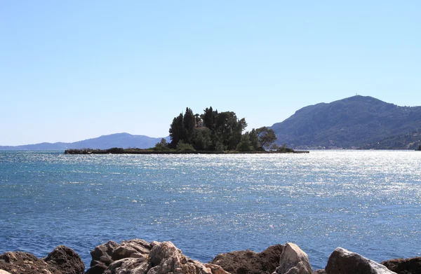 Scenic view of pontikonisi island behind the rocks — Stock Photo, Image
