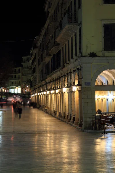 Liston rua à noite em Corfu, Grécia — Fotografia de Stock