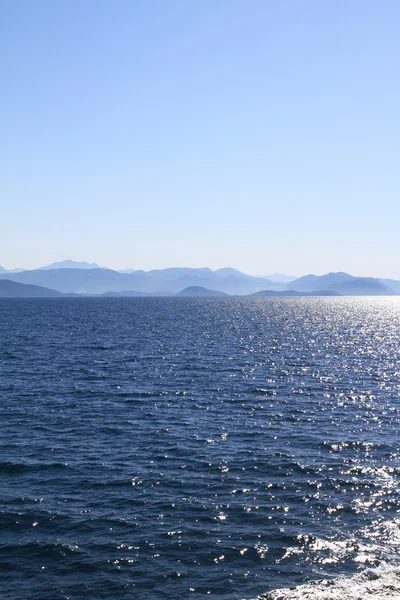 Paesaggio marino con montagne all'orizzonte — Foto Stock