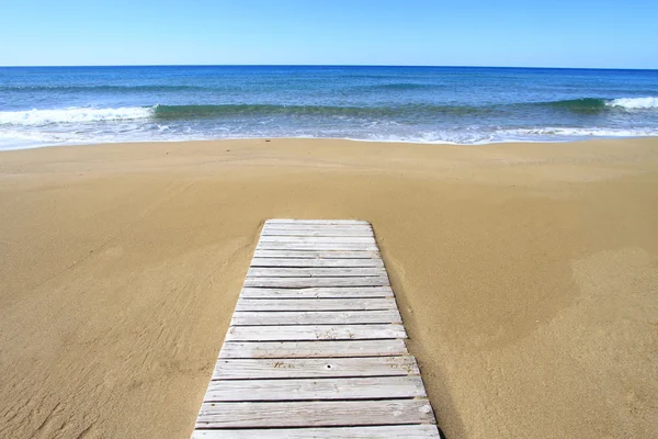 Suelo de madera en la playa de arena dorada —  Fotos de Stock