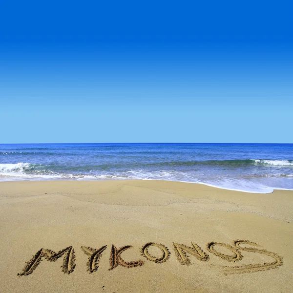 Mykonos escrito na praia arenosa — Fotografia de Stock