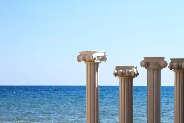 Columnas griegas frente al mar Mediterráneo — Foto de Stock