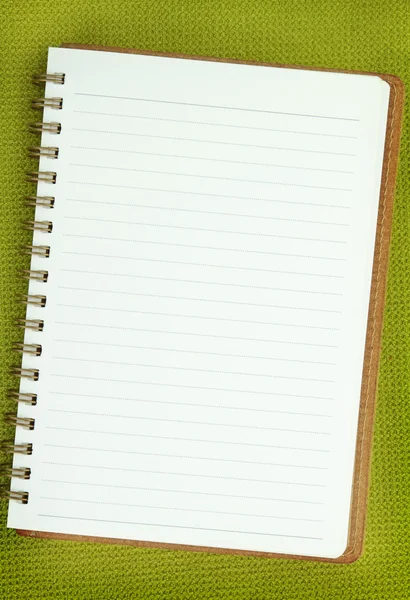 Cuaderno blanco en blanco sobre fondo verde — Foto de Stock