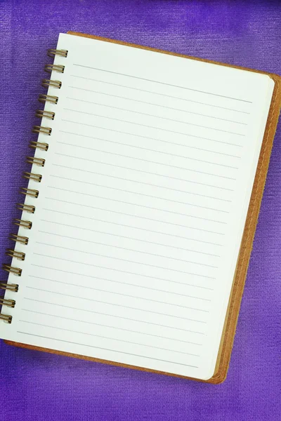 Cuaderno blanco en blanco sobre fondo púrpura — Foto de Stock