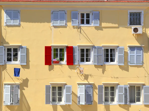 Destacan entre la multitud - Siendo concepto diferente, obturador rojo entre las persianas grises —  Fotos de Stock