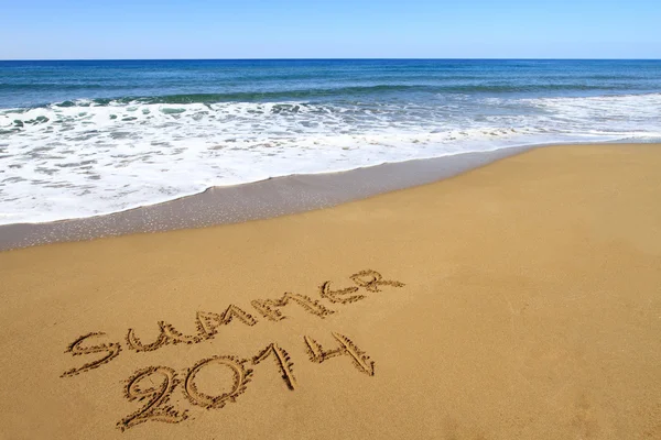 Été 2014 écrit sur la plage de sable fin — Photo