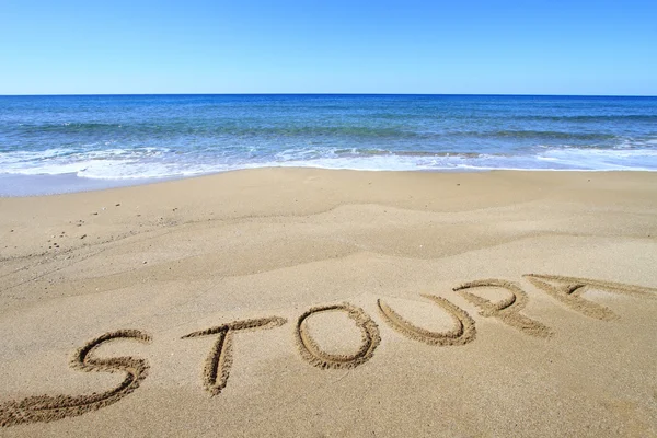 Stoupa написано на песчаном пляже — стоковое фото