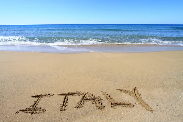 Italien auf Sandstrand geschrieben — Stockfoto