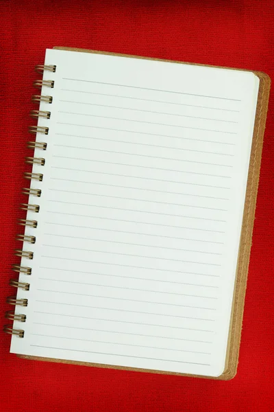 Cuaderno blanco en blanco sobre fondo rojo — Foto de Stock