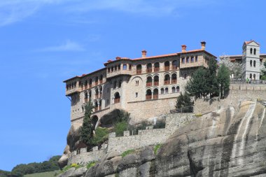 meteora antik manastır, Yunanistan üzerinde beyaz izole.