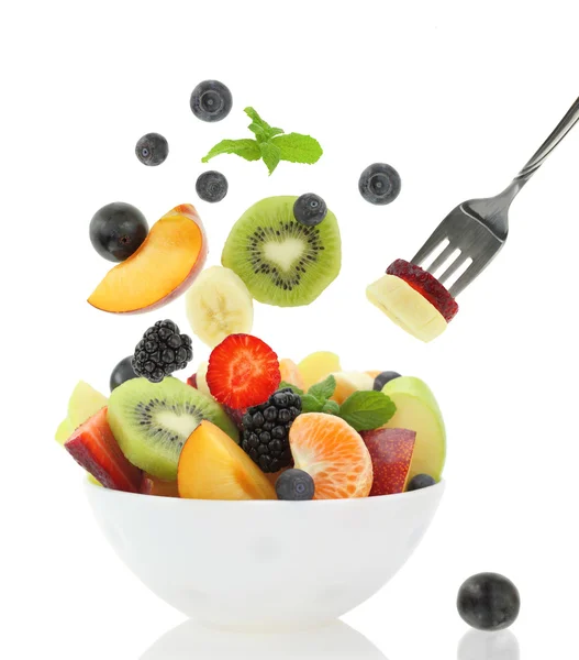 Свіжі фрукти, що виходять з миски — стокове фото