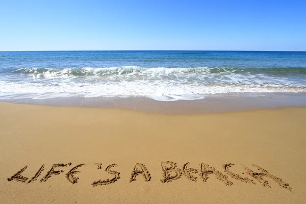 Życie jest plaża, napisany na złocistej, piaszczystej plaży — Zdjęcie stockowe