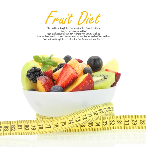 Dieet maaltijd. fruitsalade in een kom met meetlint — Stockfoto