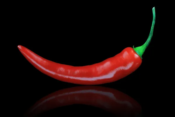 Czerwony gorący pieprz chili na czarnym tle — Zdjęcie stockowe