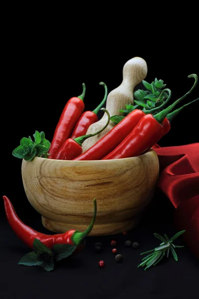 Rode hot chili peppers met kruiden in houten — Stockfoto