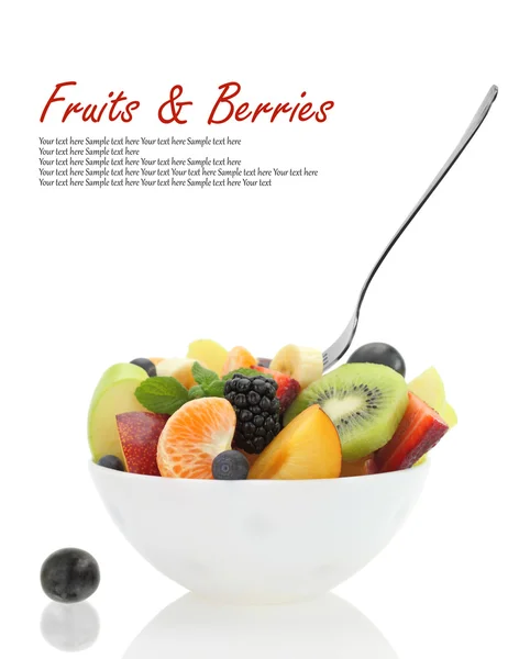 Verse gemengde fruitsalade in een kom — Stockfoto