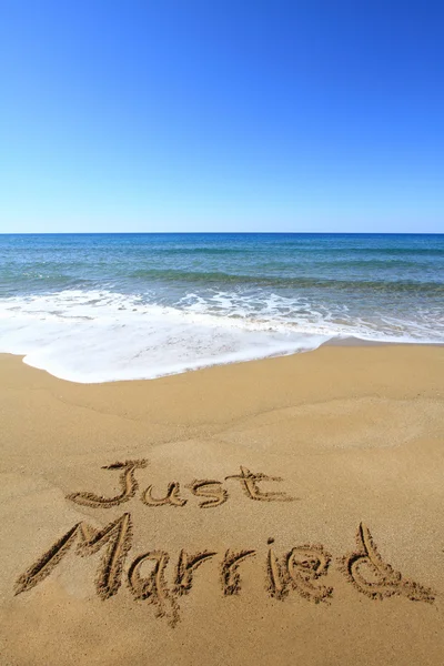 "Just married" written on golden sandy beach — Stock Photo, Image