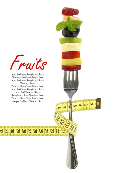 Tranches fraîches mélangées de fruits sur une fourchette avec ruban à mesurer — Photo