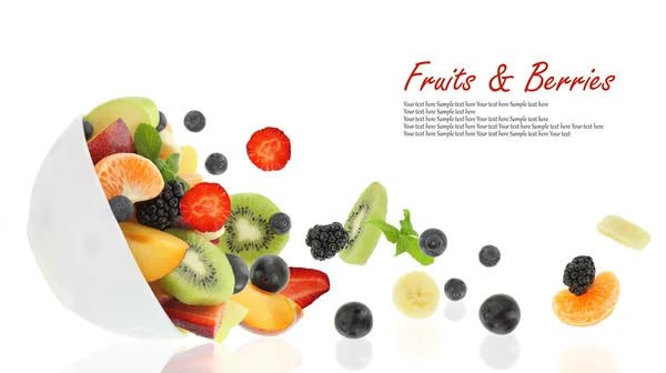 Färsk frukt kommer ut från en skål — Stockfoto