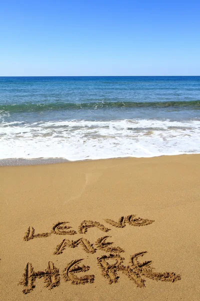 Deixe-me aqui, escrito na praia dourada — Fotografia de Stock