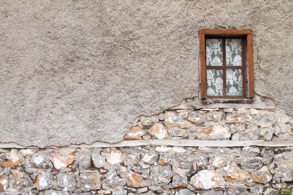 Eski kırık duvarda pencere — Stok fotoğraf