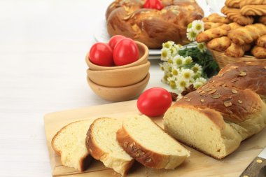 Paskalya kırmızı yumurta ve kurabiye kurabiye tatlı ekmek