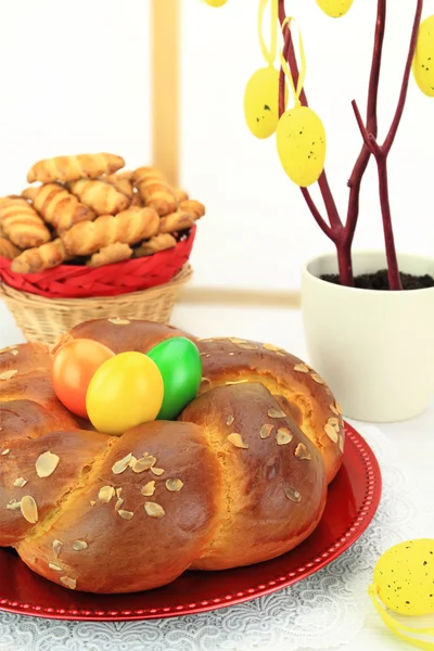 Ostersüßes Brot mit bunten Eiern und Shortbread-Keksen — Stockfoto