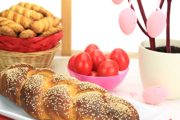 Słodki chleb Wielkanoc z czerwonych jaj i kruche ciasteczka — Zdjęcie stockowe