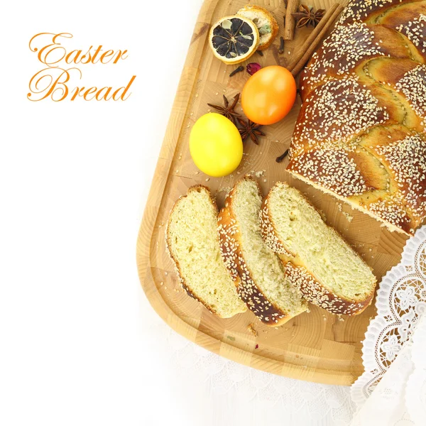 부활절 색된 계란과 치즈, 아몬드 쿠키와 달콤한 빵 — 스톡 사진
