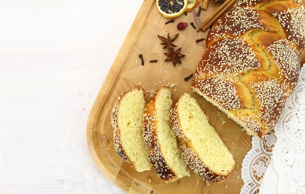 Laib frisch geschnittenes süßes Brot — Stockfoto