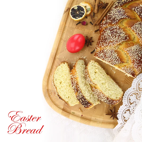 Pão doce de Páscoa com ovo vermelho — Fotografia de Stock