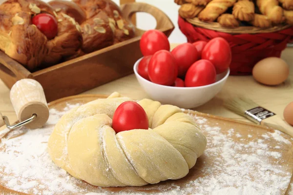 Massa de pão doce de Páscoa com ovos vermelhos — Fotografia de Stock