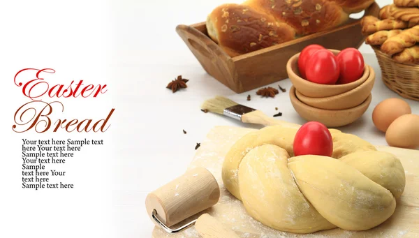 Великоднє солодке хлібне тісто з червоними яйцями — стокове фото