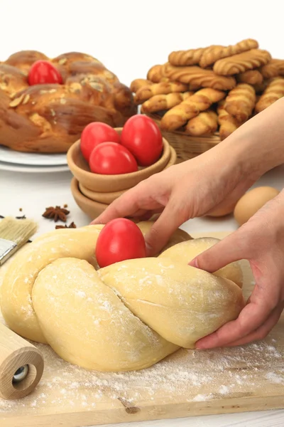 Mãos amassando a massa de pão de Páscoa — Fotografia de Stock