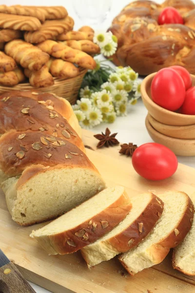 Pane dolce pasquale con uova rosse e biscotti frolla — Foto Stock