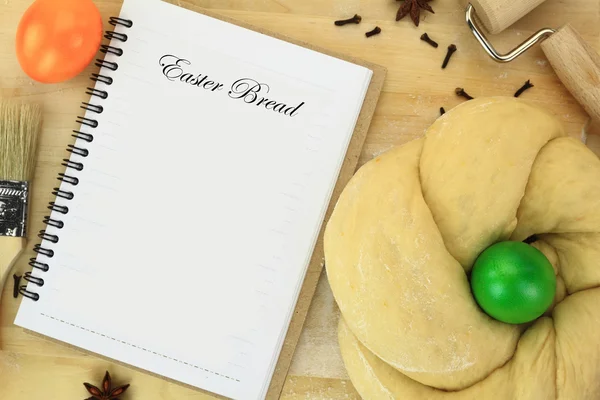 Pascua masa de pan dulce y libro de recetas sobre la mesa —  Fotos de Stock